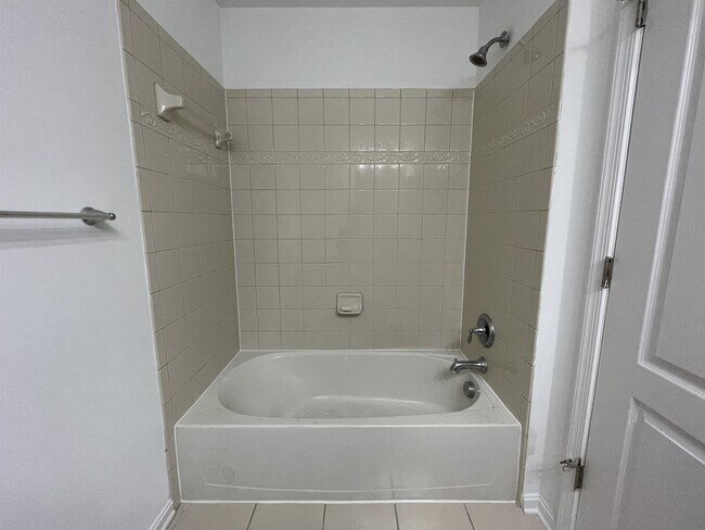 Building Photo - 400 Ava Way NE