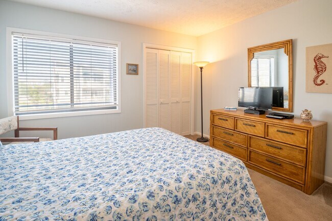 Building Photo - COZY AND QUAINT FURNISHED OFF-SEASON WINTER GETAWAY