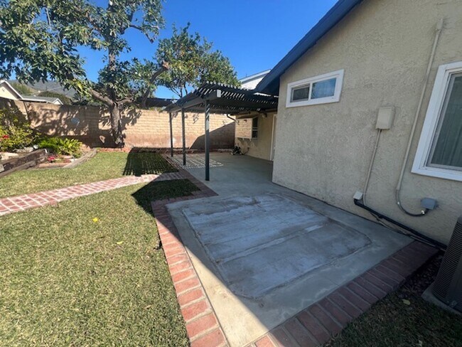 Building Photo - Beautiful 3 Bedroom, 2 Bathroom Sylmar Home! Ready for Move-In!