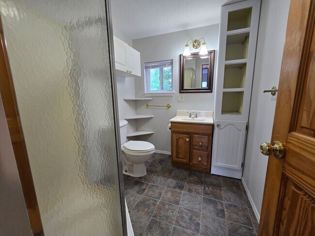Building Photo - 3 Bedroom home in Mackinaw!