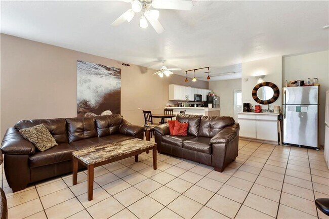 Building Photo - Duplex 11 Bedrooms 6 Baths Available August 2025