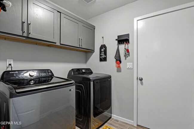 Building Photo - 404 Villa Ysleta