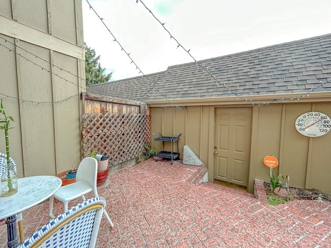 Building Photo - Townhome in the Cherry Creek School District!