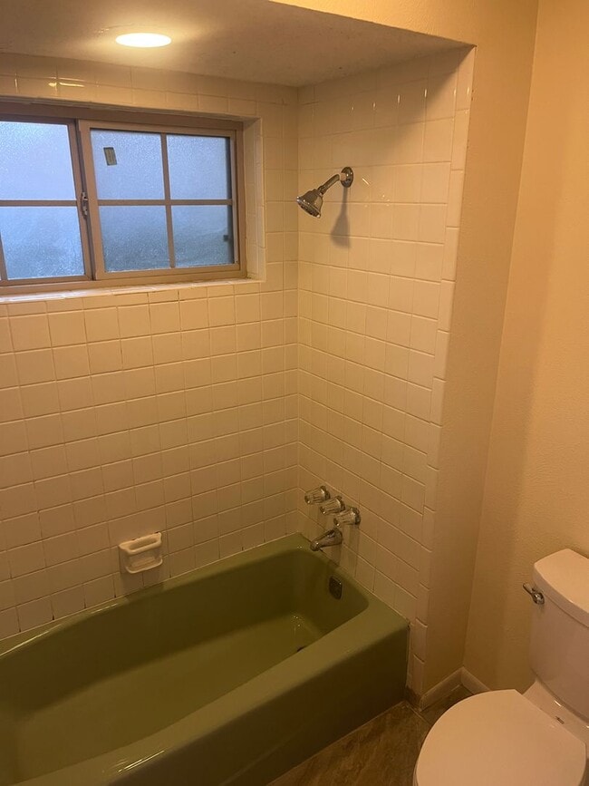 Building Photo - Brick 3/2/2 in Nice Denison Neighborhood O...