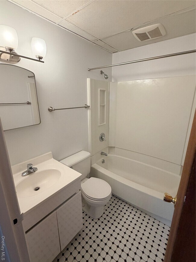 Building Photo - 86 McLoughlin St