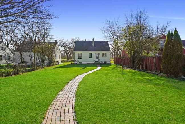 Building Photo - Updated 5-Bedroom, 2-Bath Home Across from...