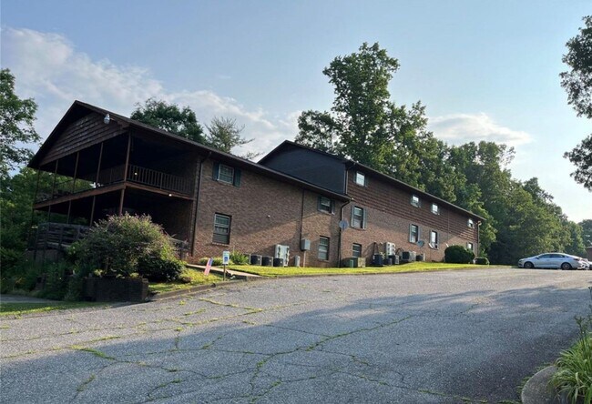 Building Photo - Freshly Renovated 1 bedroom convenient to 40, lovely wooded setting