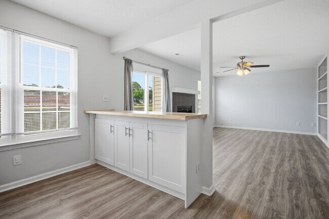Building Photo - 3-Bedroom Home with Garage & Private Patio