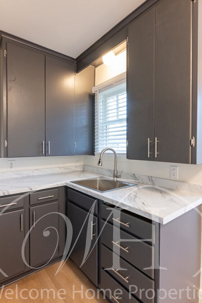 Building Photo - 427 E Pine St