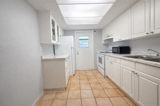 Building Photo - 3201 Dryer Ave