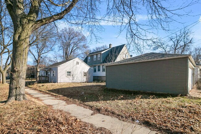 Building Photo - 3 Bedroom, 1 Bath with Garage