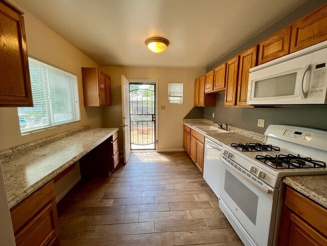 Building Photo - Cozy 2 Bedroom 1 Bathroom Home In The NE!