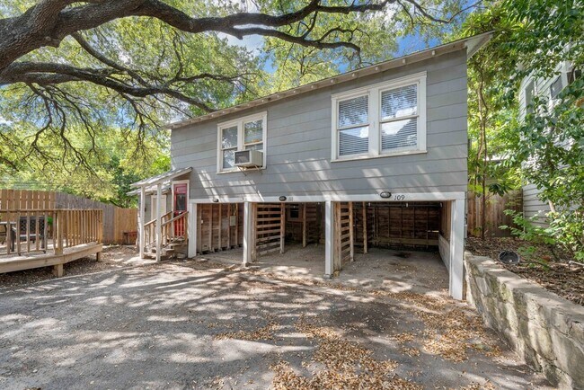 Building Photo - Charming 1-Bed Bungalow with Carport in Central San Antonio – Cozy, Bright, and Move-In Ready!