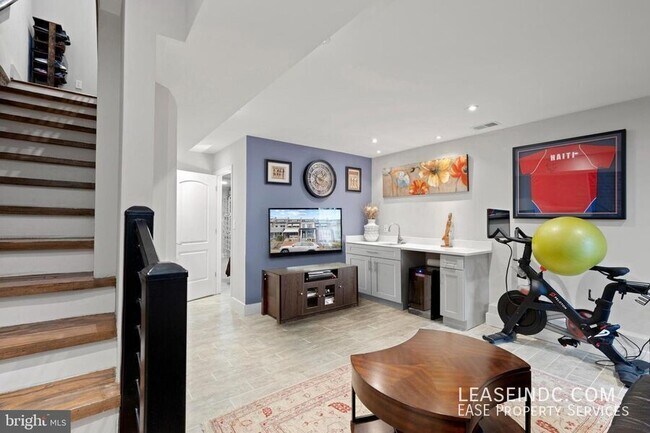 Building Photo - 1272 Oates St NE