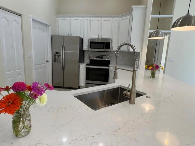 Building Photo - 969 Meadow Ave