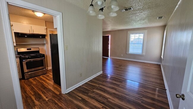 Building Photo - 3 bedroom, 1 bath, NEW hardwood floors!