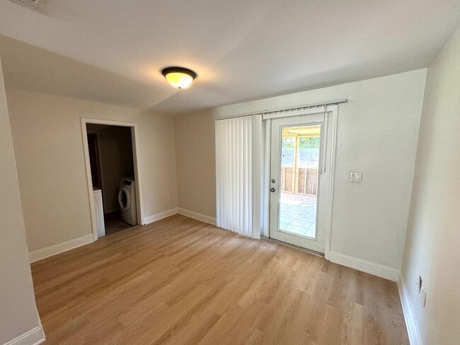 Building Photo - Charming 2-Bed/2-Bath Home for Rent in Gulf Gate-Sarasota, FL!