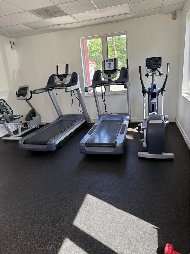 Building Photo - 6705 N Kendall Dr