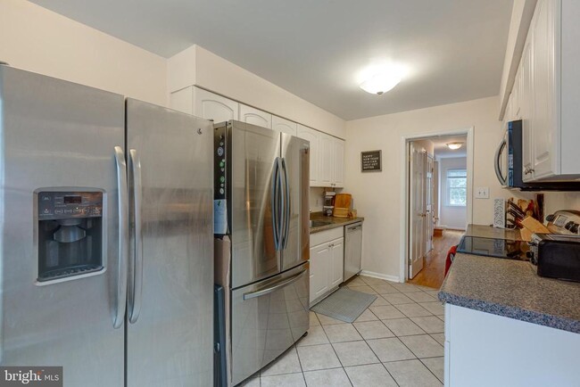Building Photo - 6813 Market Square Dr