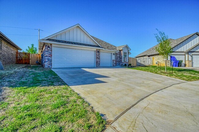 Building Photo - 3100 Pebble Pond Dr