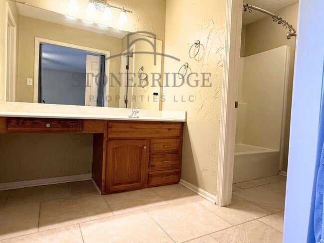 Building Photo - Spacious 3 bed, 2 bath with loft