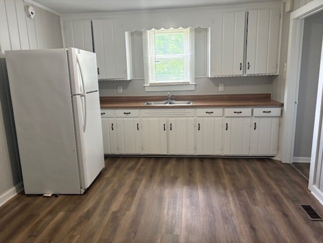 Building Photo - Murfreesboro 1250 SF, 3BR/1.5BA near downtown Murfreesboro