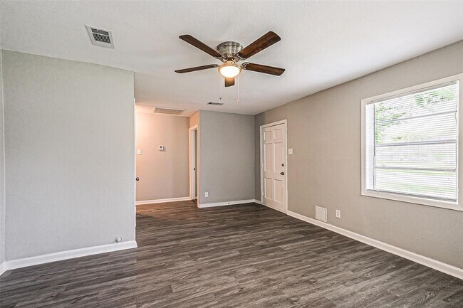 Building Photo - 1539 Pleasantville Dr