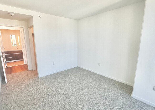 Building Photo - RARELY AVAIL 1 BED/1 BATH/1 PRKG OCEAN VIE...