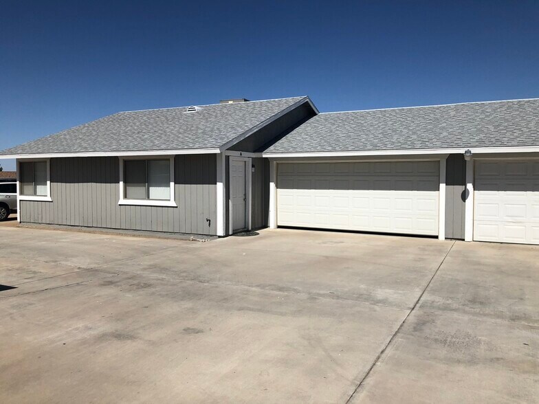Building Photo - 14025 Smoketree St