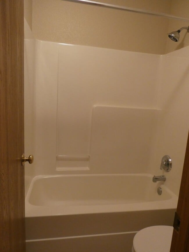 Building Photo - MOVE IN SPECIAL - 1/2 MONTH'S RENT FREE 3 BD 2.5 BA Duplex