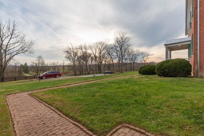 Building Photo - 562 Smithfield Ln