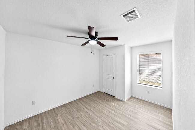 Building Photo - UP TO 1 MONTH FREE RENT!!! No Stairs, No Carpet, No Compromises.