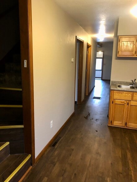 Building Photo - 722 6th Ave W