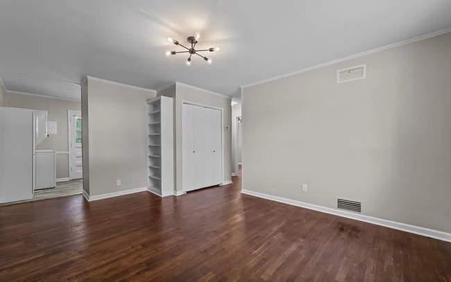 Building Photo - Updated 2 bedroom/ 1 bathroom condo locate...