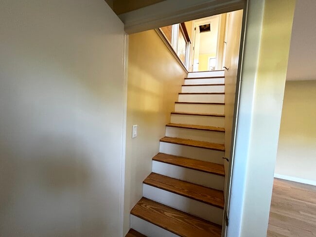 Building Photo - 12 Fieldstone Dr