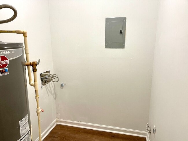 Building Photo - Welcome to our Rent Special in Fayetteville! This charming 2 bedroom, 1 bathroom house is perfect...