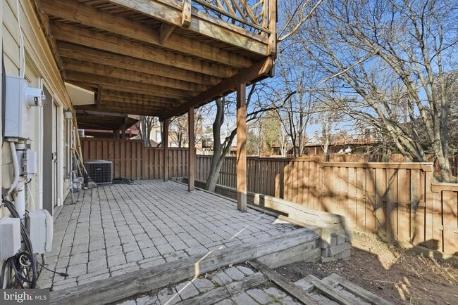 Building Photo - 1817 Fallbrook Ln