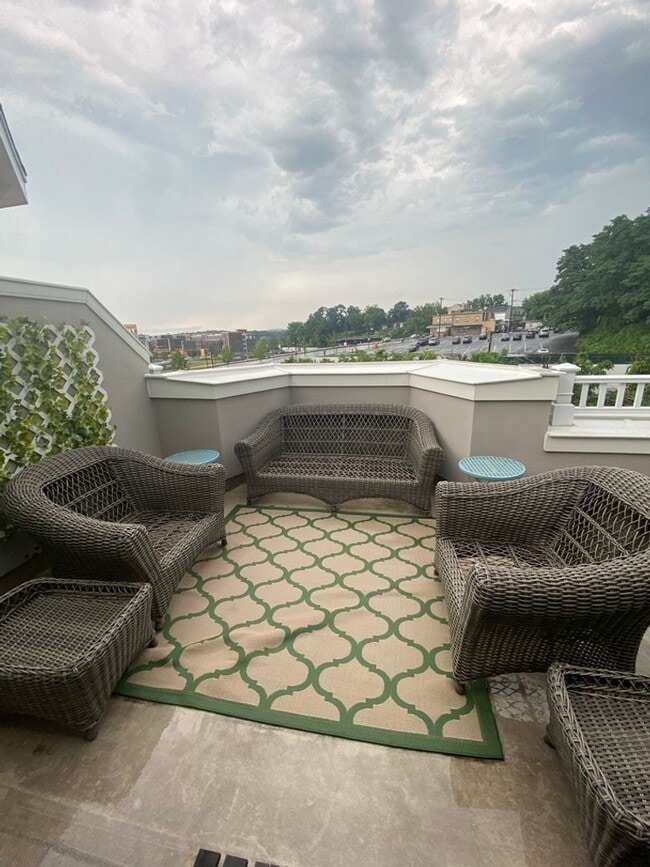 Building Photo - Spacious Townhouse Steps from Tarrytown Wa...
