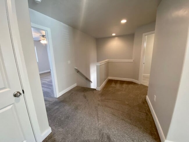 Building Photo - SPACIOUS TOWNHOME FOR RENT!