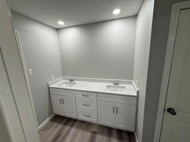Building Photo - 2812 Forest Hills Dr
