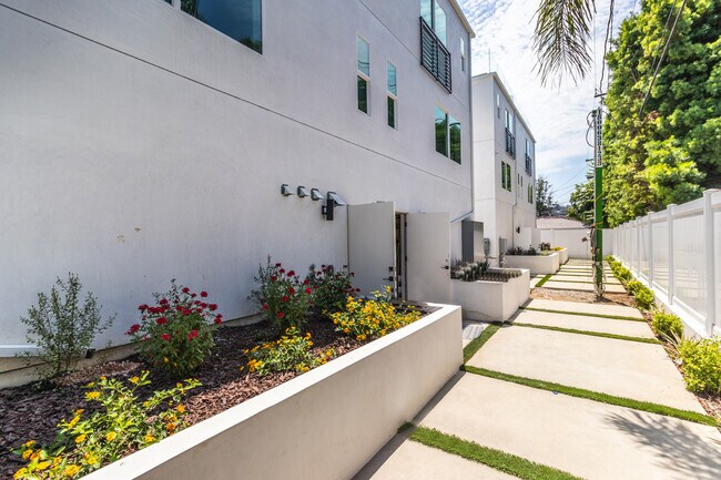 Building Photo - 4293 Tujunga Ave