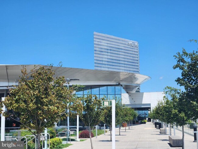 Building Photo - 724 Sentry Square