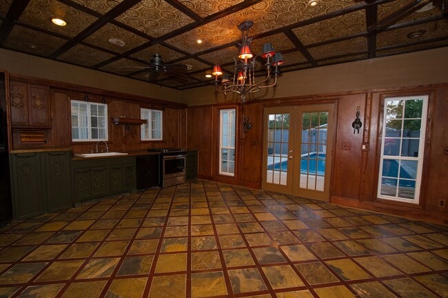 Building Photo - 701 Hereford St