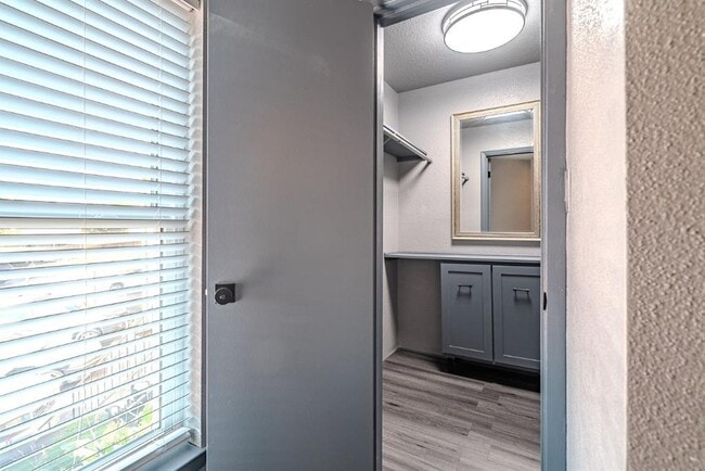 Building Photo - 3303 W Greenridge Dr