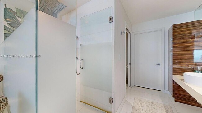 Building Photo - 2020 N Bayshore Dr