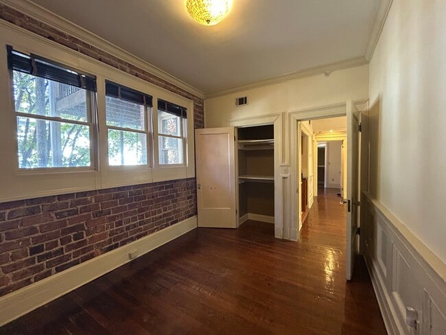 Building Photo - 635 Myrtle St NE