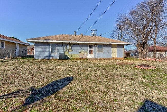 Building Photo - 2144 Pearson Dr