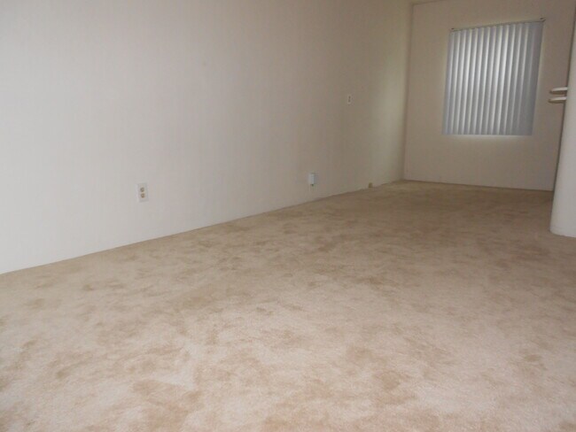 Building Photo - 2051 Reed Ave