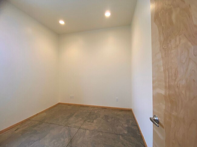 Building Photo - 1 MO. FREE RENT! Contemporary Retreat on Dunlap St.