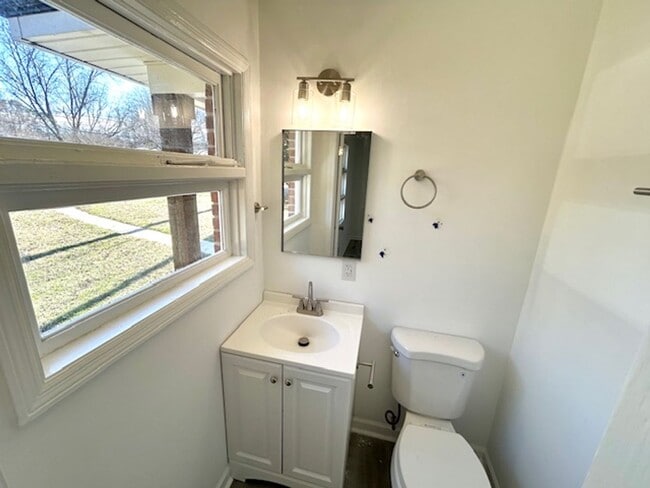 Building Photo - Coming Soon-2/5/26!- Charming 3- bedroom home with a move in special!